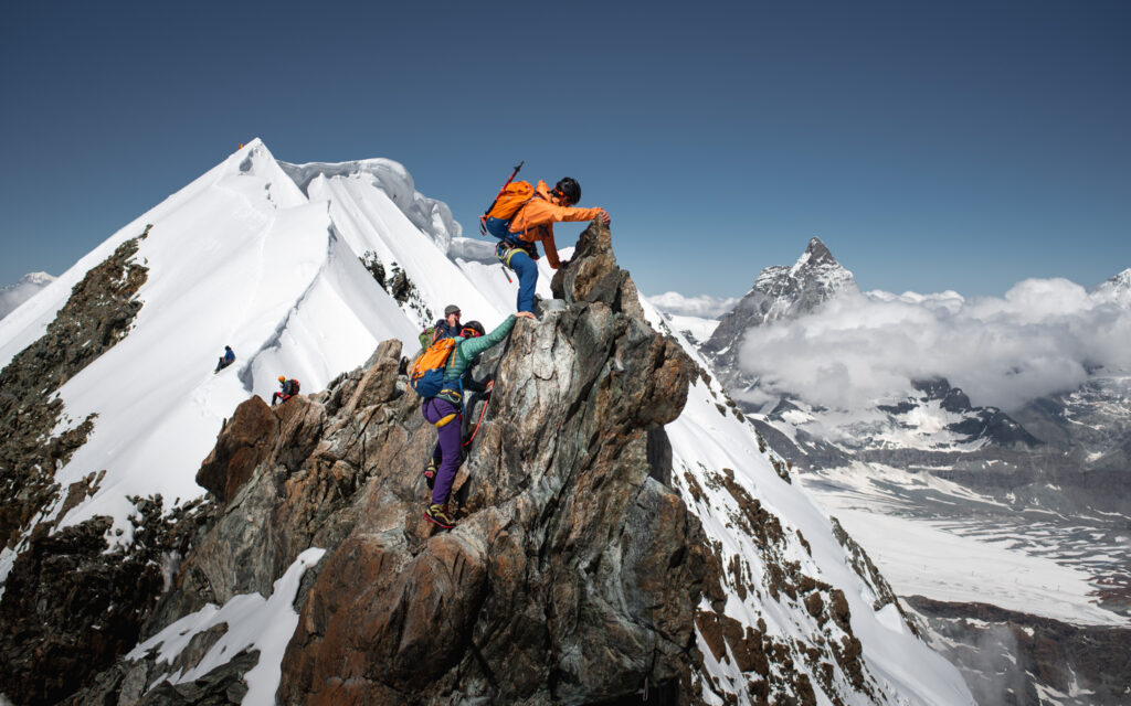 Bergsteiger auf gefuerter Bergtour zum Breithorn, einem "einfachen" 4'000er Gipfel der Alpen.