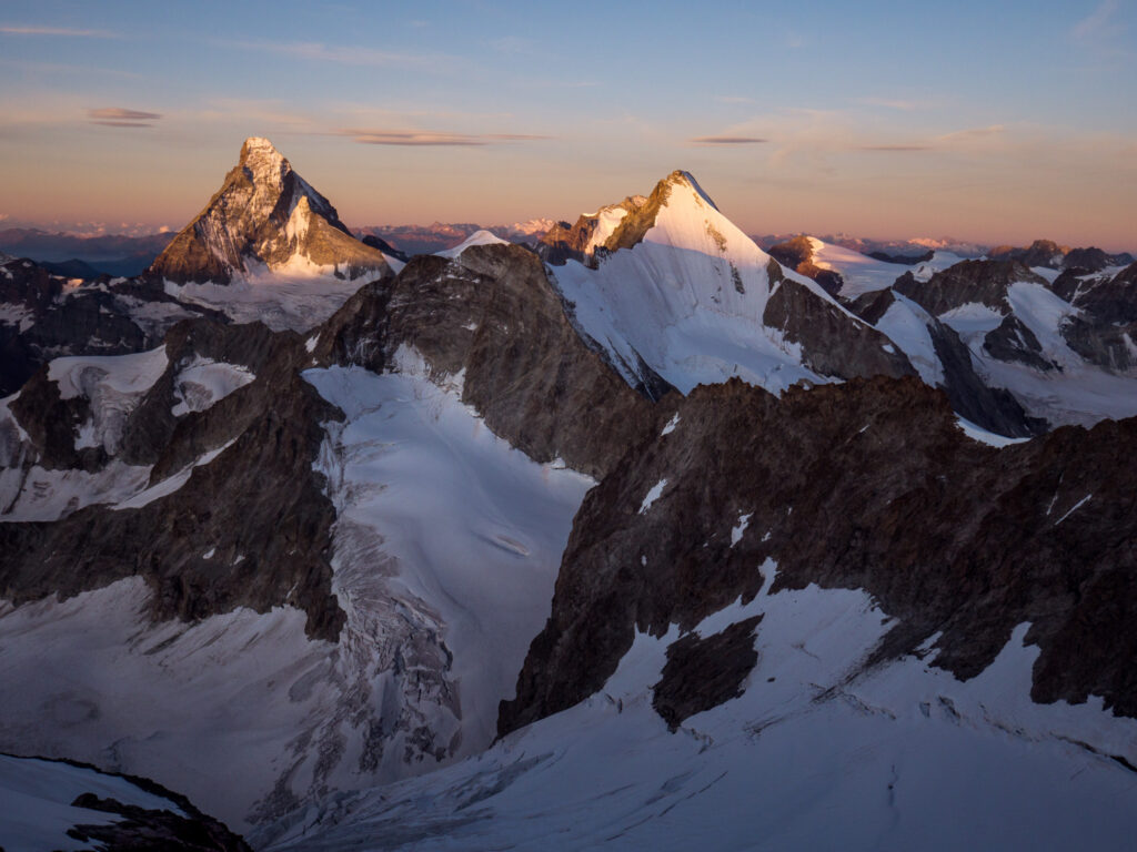 Das Matterhorn links und rechts die Dent d'Herens im Sonnenuntergang.